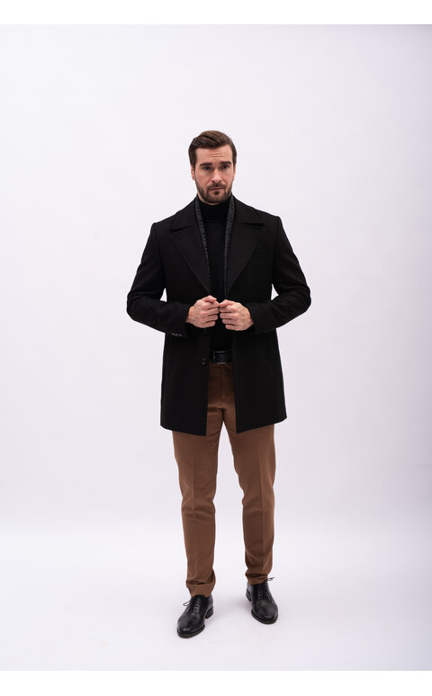 Černý pánský kabát