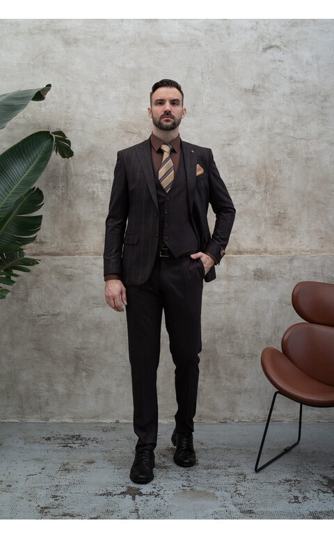 Hnědý kostkovaný pánský oblek s vestou, model Manuel