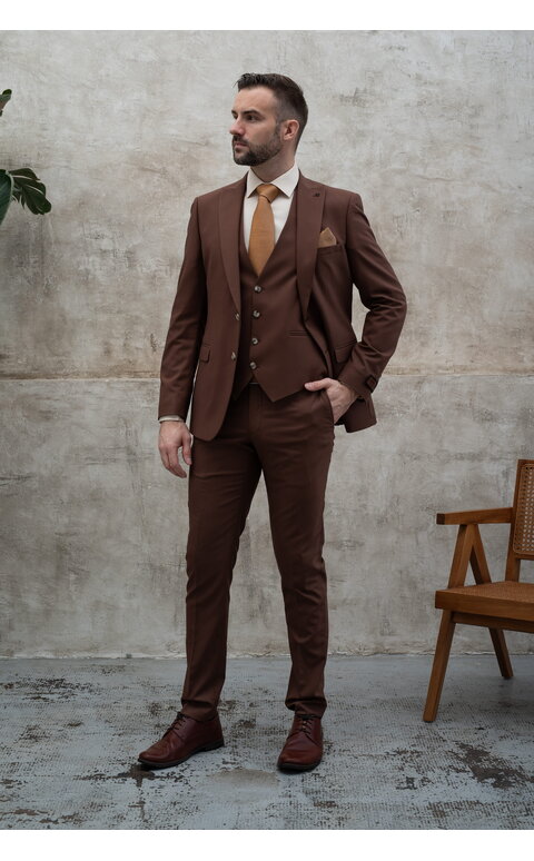 Oříškově hnědý pánský oblek s vestou, model Claudio