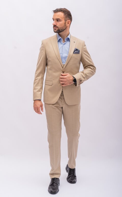 Světle béžový pánský oblek Slim Fit s vestou, model Valentino
